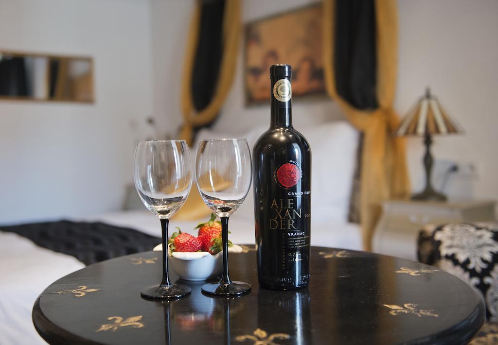 Suite,1114414176:JPEG